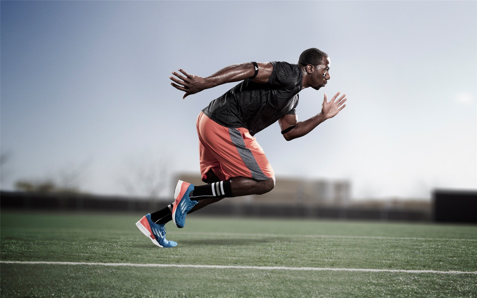 爱游戏体育-大屏幕上的欢呼声：欧冠夜晚的狂热心情